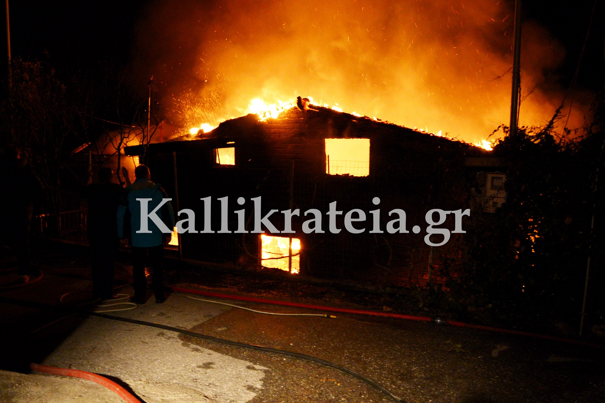 Φωτιά κατέστρεψε ολοσχερώς οικία στη Νέα Ηράκλεια Χαλκιδικής (Φωτο+Βίντεο)